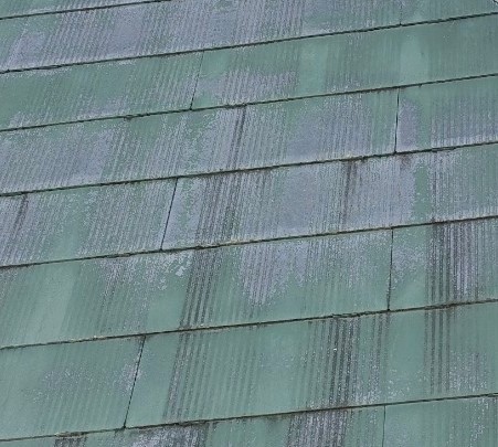 スレートの色が褪せている　経年劣化　メンテナンス